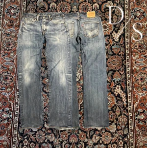 Vintage Levis 501 - Riktigt schysta vintage levis 501. Najs tvätt och passform. Bra skick. Sitter en storlek mindre i midja. Midja:39,5cm längd:102cm Benöppning:19cm