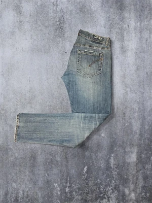 Dondup George Jeans - Tja! Säljer nu dessa galet snygga Dondup George Jeansen! Storlek 35 IT= Fits W32/33 Mycket bra skick, endast en mikrofläck på högerknä. Hör av dig vid frågor eller funderingar!🌟