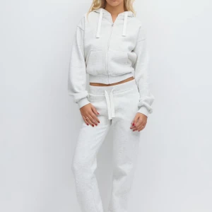 Mjukis set - Köpte från Gina tricot för 660 kr. Koftan är i storlek xxs, byxorna i storlek s. Använd 1 gång 