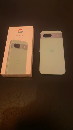 Google Pixel 8a - Säljer en Google Pixel 8a i nyskick, komplett med originalkartong och tillbehör. Telefonen har en modern design, dubbla kameror och är i mintgrönt utförande. Inga repor eller skador, . Perfekt för dig som vill ha en kraftfull och pålitlig Android-mobil. Går att fixa GrapheneOS på köpet säg bara till.