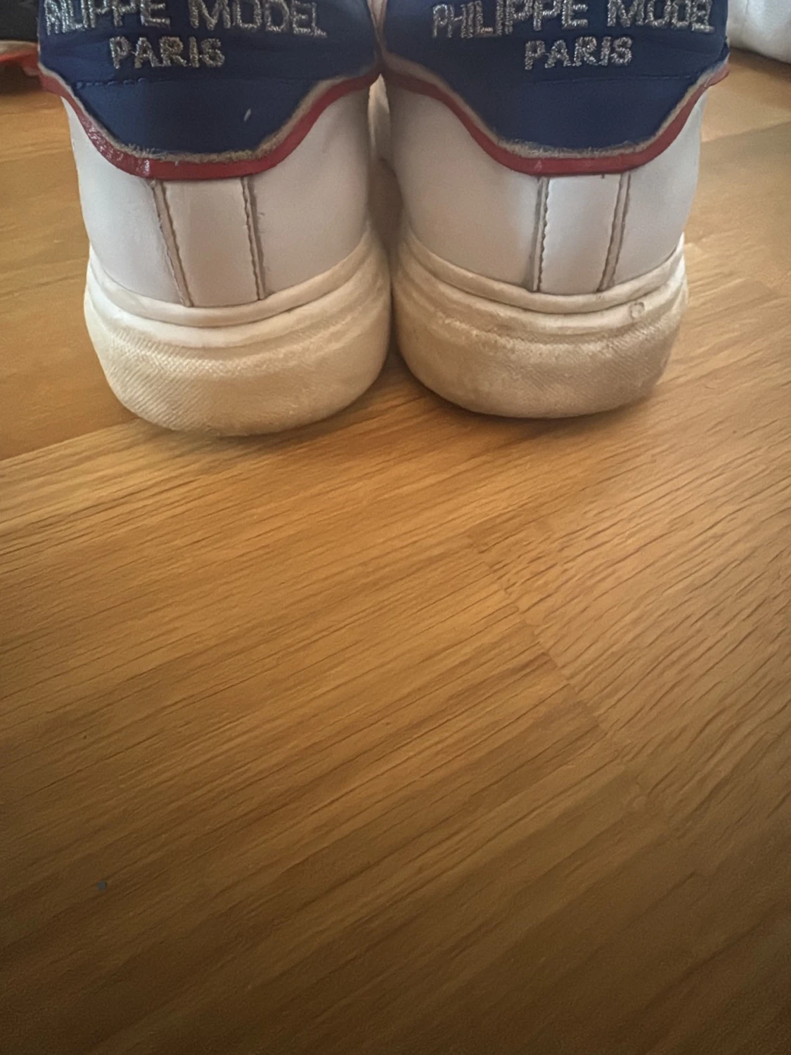 Philippe Model vita sneakers med blå detalj  - 2