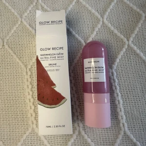 Glow Recipe Watermelon Glow Mist - Glow Recipe Watermelon Glow Ultra-Fine Mist, 75 ml. Snygg rosa flaska med vit etikett och tillhörande förpackning med vattenmelonmotiv. Ger återfuktande och strålande finish till huden. Perfekt att spraya över ansiktet för extra glow. Oanvänd 
