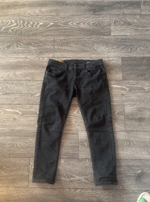 Dondup George  - Dondup jeans. Bra skick, inga defekter osv. Modellen är George och de är i storlek 34. Hör av er vid frågor eller funderingar! 