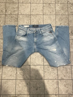 Replay Anbass - Skick: 9/10 | En märkbar bar defekt mellan benen se på bild 3 | Storlek: 29/30 | Mitt pris: 750 | Modellen är 175, 63kg                                         Pris kan diskuteras vid snabb affär! | Hör av er vid frågor eller funderingar ëd