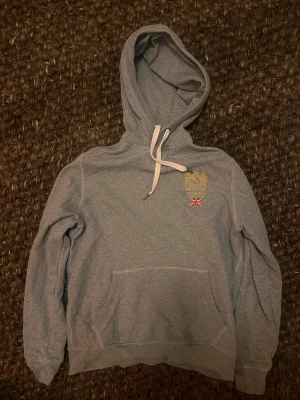 Morris hoodie - Säljer en grå Morris hoodie i storlek S. Väldigt bra skick och inga defekter.
