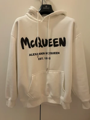 Alexander McQueen hoodie - Säljer denna hoodie från Alexander McQueen, mycket efterfrågad just nu. Inga defekter eller nåt. Storlek S. Nypris ~4000 mitt pris 999kr Fint skick. Skriv DM om funderingar eller så!