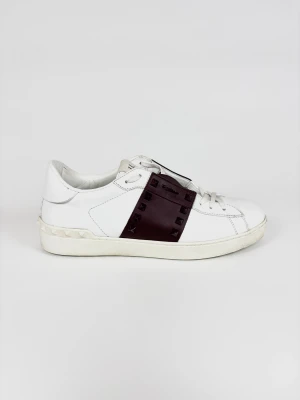 Valentino Open skor - | Säljer ett par Valentino Open sneakers i riktigt bra använt skick. | Storlek: 42 | Box & dustbag ingår | Hör av dig vid frågor eller funderingar.