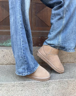 Beige boots  - Säljer ett par beige miniboots från nelly. beställde i fel storlek, därav aldrig använda.  Köpta för 299 kr. 