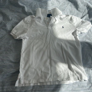 Vit pikétröja från Polo Ralph Lauren - Vit pikétröja från Polo Ralph Lauren väldigt bra skick bara använd några gånger det är inget fel med den den är bara för liten för mig 