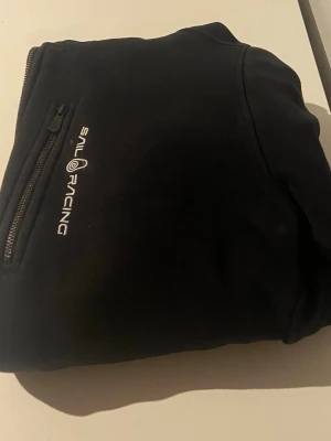 Sail raising hoodie svart - Mycket bra skick andvänd endast 5 gånger kan tyvär inte använda den då den inte passar längre passar M/S