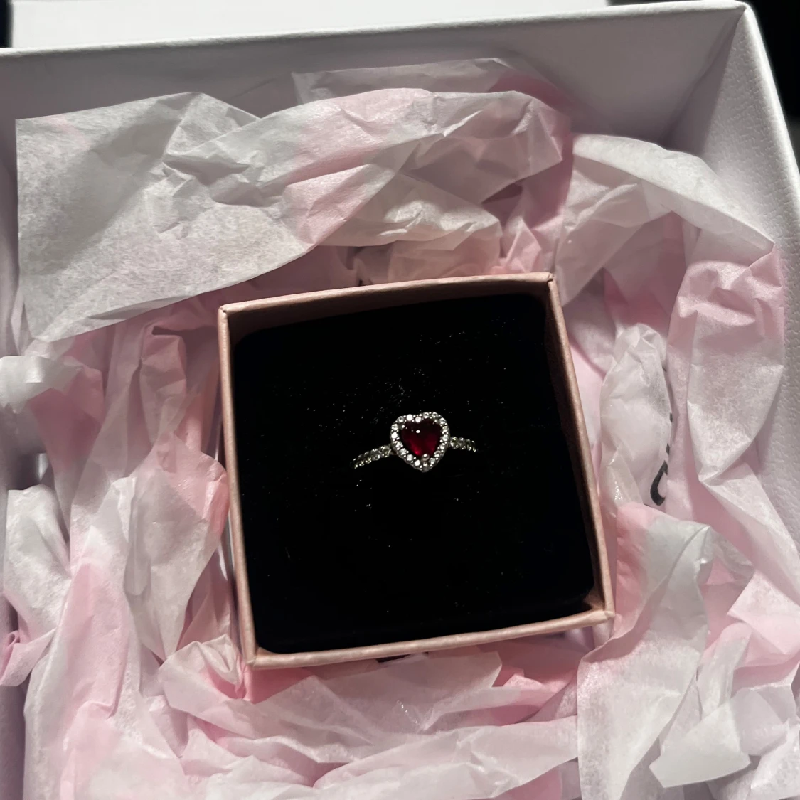 Ring med hjärtformad röd sten