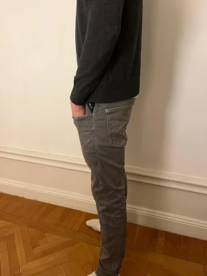 Replay Jeans - Säljer dessa sköna Replay jeans. Perfekt för dig som gillar stilrena och bekväma jeans med lite stretch. Jag på bilden är 184cm och väger ca 68 så om du är runt de så kommer dem sitta fint på dig. Hör av dig vid frågor och funderingar!