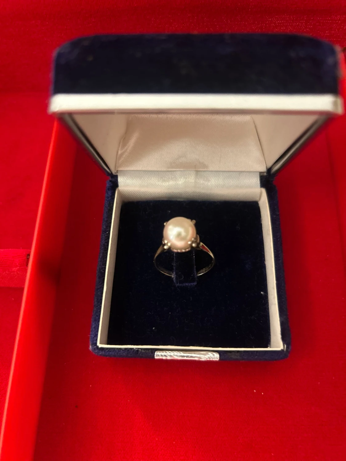 Ring äkta pärla. Guld testad på 8karat. Diameter 17,5mm. Vikt 2,8gram - 2