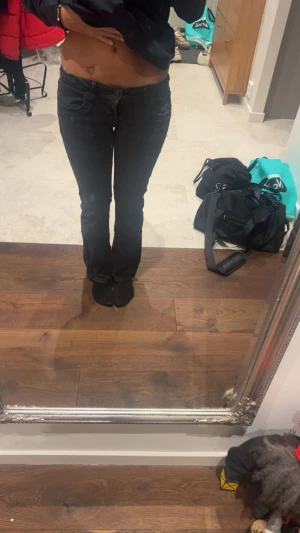 Svarta bootcut jeans LBT valerie  - Säljer ett par svarta jeans från LBT valerie med bootcut-modell och klassisk femficksdesign. Jeansen har låg midja och är tillverkade i ett stretchigt jeansmaterial som sitter snyggt över höfterna och låren. Perfekta för dig som gillar en tidlös och clean look.