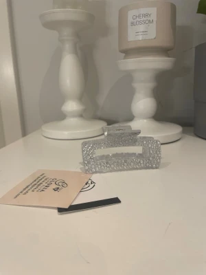 Super fin hårklämma  - Just denna färg ” Artic aura” som vi kallar den finns det ändats 3 st kvar av just nu! Priset är fast! Vid köp av två dock kostar det endast 189!😍Kvalliten på våra hårklämmor är helt otrolig!💗hör av er vid frågor intresse ovs!💗