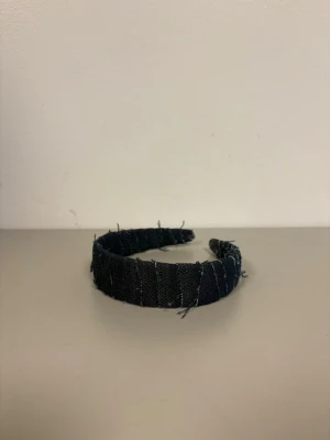 Diadem 💙 - Svart diadem av återvunna jeans med remsor, med silke inuti!💙 Diademet är ca 12 cm diameter🌟