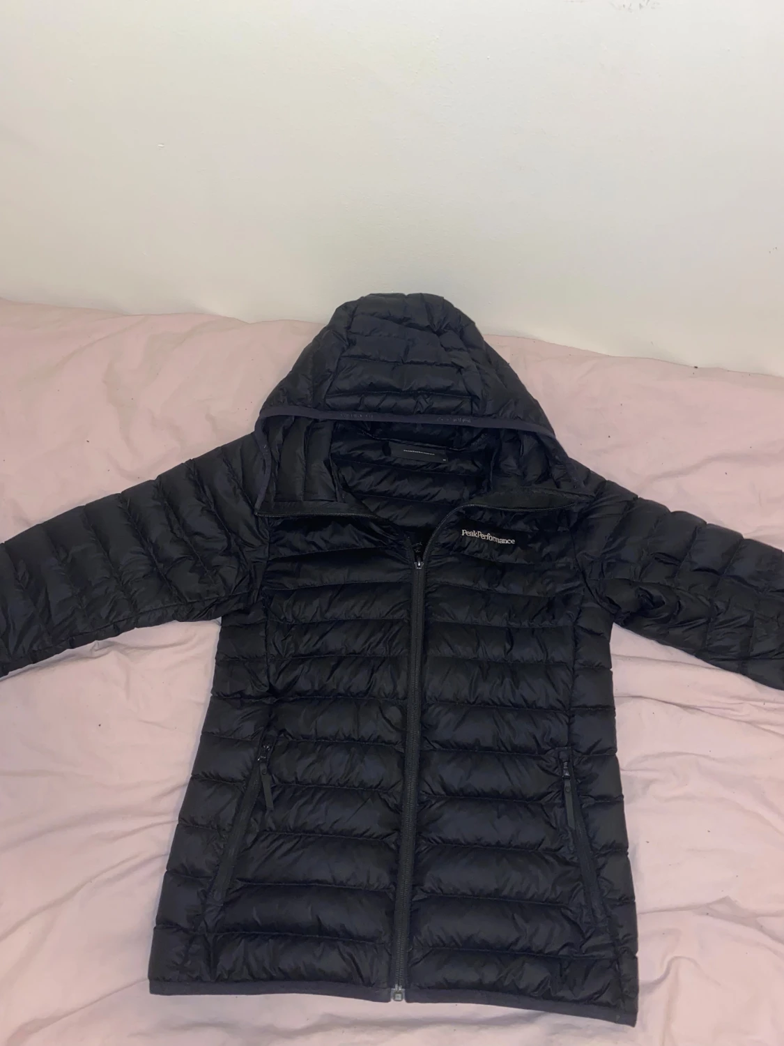 Svart dunjacka Peak Performance XS