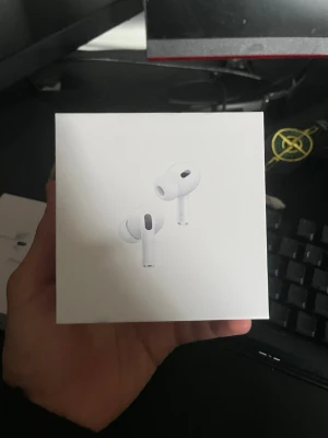 AirPods Pro (2nd generation) with MagSafe Charging Case (USB-C) - Säljer ett par helt nya AirPods Pro (2nd generation) med MagSafe-laddningsetui och USB-C. Produkten är i obruten förpackning och har aktiv brusreducering, transparensläge och hög ljudkvalitet. Perfekt för både iPhone och andra Apple-enheter.