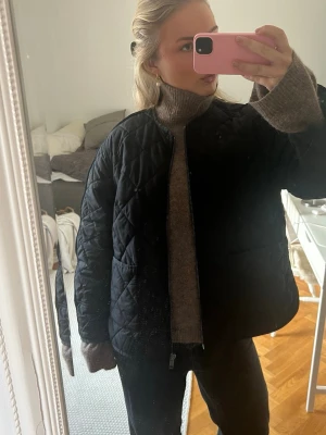 Svart quiltad jacka med dragkedja - Säljer denna fina jacka från Carin väster, knappt använd. Perfekt till lite varmare vinterdagar eller hösten. Basic går att matcha till allt🥰🫶🫶