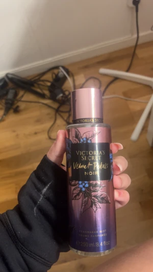 Velvet Petals Noir mist 250ml - endast använd några få gånger så typ hela är kvar 
