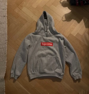 Supreme hoodie  - Fin tröja från supreme i mycket fint skick, storlek M men liten I storlek så passar S bättre. 