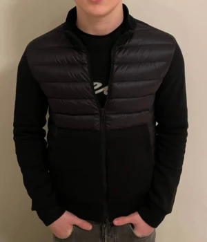 Herno jacka - Säljer denna sjukt snygg Herno jacka skick 9/10 storlek 46 fits S hör av er vid minsta fundering!🙌