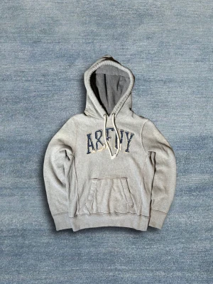 Abercrombie & Fitch Hoodie - En grå hoodie ifrån Abercrombie & Fitch. Den är i väldigt bra skick. Hör av dig vid frågor eller fler bilder!🙌