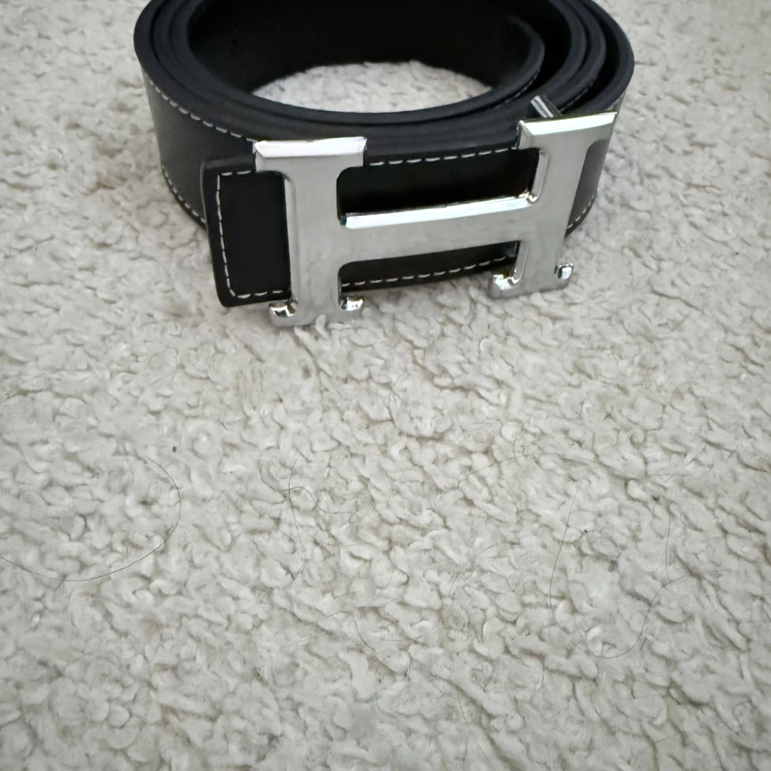 Svart skinnbälte med H-spänne - 3