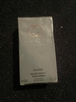 Gucci Guilty Pour Homme 50ml - Gucci Guilty Pour Homme Eau de Toilette, 50ml. Tillverkad i Spanien. Ingredienser: alkohol denat, aqua, parfum, geraniol, citronellol, linalool, limonene, coumarin m.fl. Snygg och stilren doft för dig som vill sticka ut.