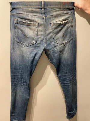 Blå slitna jeans från Dondup - Snygga o unika Dondup jeans! Använda ca 2 gånger så inprincip i nyskick! Bra märke då de är Dondup! Första till kvarn! Skriv innan ni köper🤗