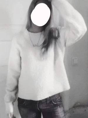 ljusros stickad tröja - en jätte fin stickad tröja, ser nästan vit ut. inget stickigt material och super skön. ( en smink fläck på kragen men går säkert bort i tvätten )!💗säljer då den inte kommer till användning 