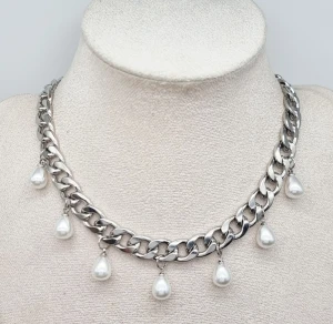 Silverfärgad kedjehalsband med pärlor - Chunky halsband i silverfärgad rostfritt stål.  Kedjetjocklek-9mm.  Bra kvalitet. 