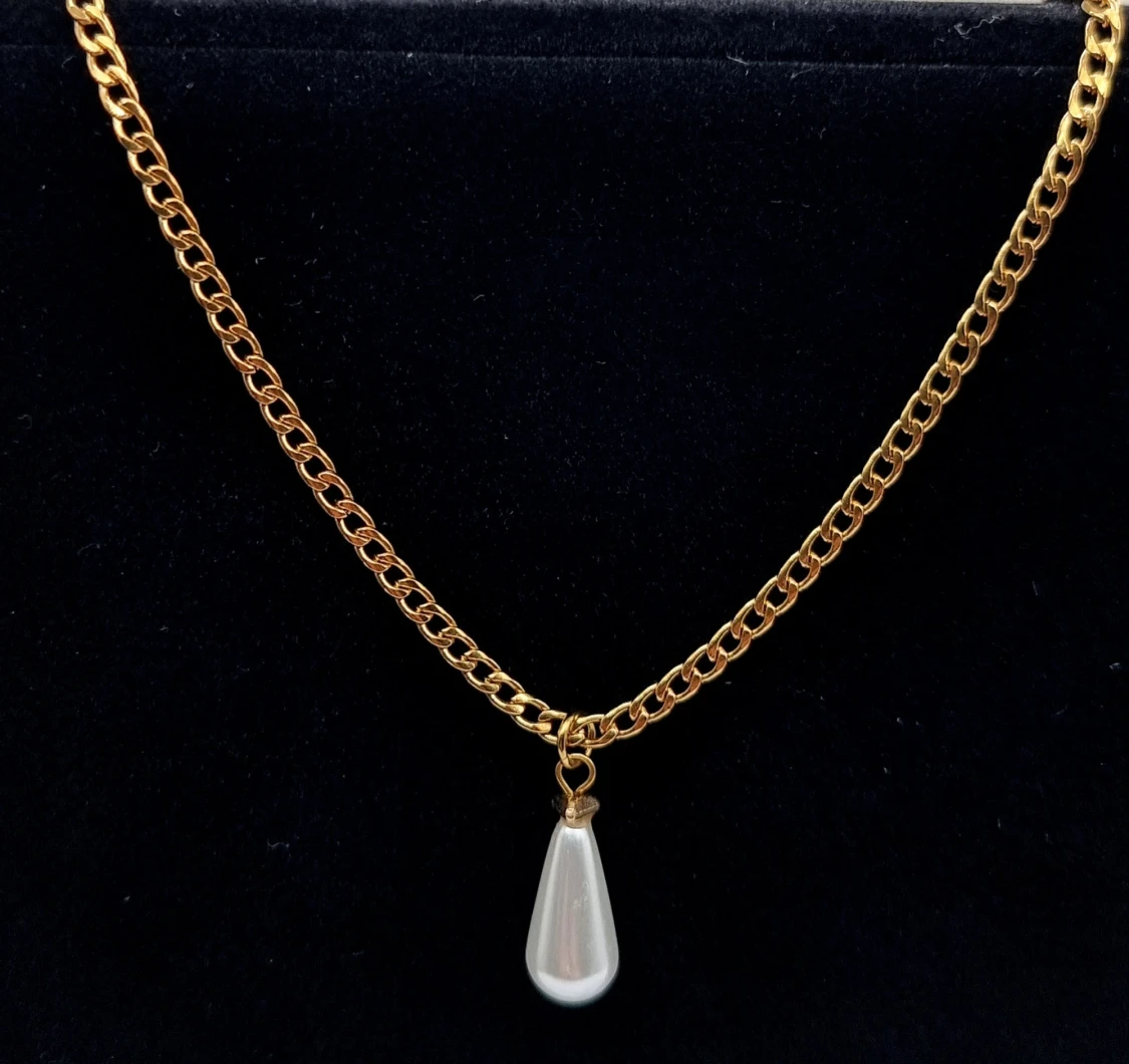 Stilfullt halsband med pärla