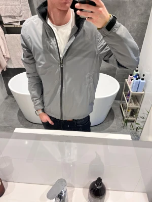 Pelle P jacka herr - Hej! Nu är det dags för mig att sälja av mig denna fina Pelle P jackan, perfekt för höst,vinter o vår då den är varm och vindtålig. Skicket skulle jag bedöma som extremt bra och storleken är M. Jackan är perfekt mot vind och har en sjyst grå färg som gör den lätt att matcha🔥Köpt för några tusen lappar i Göteborg för ett år sedan, säljer nu den för 600kr men kan gå ner i pris vid snabb och smidig affär. Tvivla ej på att höra av dig🤩🔥Postar samma dag!