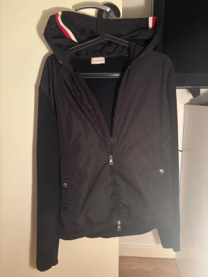 Svart cardigan jacka från Moncler - Moncler tricot cardigan, storlek L passar (M/L) , skick 7/10? lagat ett hål i armhålan samt saknar den snöre. Kan gå ner i pris vid snabb affär