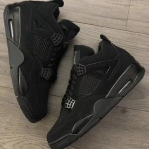 Jordan 4:s black cats - Snygga helsvarta Nike Air Jordans med ikonisk design. Skorna har en robust sula och klassisk snörning. Perfekta för dig som vill ha en stilren look med en sportig touch. Skorna är i tipptopp kvalitet och nästan helt nya. Använt ett par gånger men fortfarande perfekta. Pris kan diskuteras!