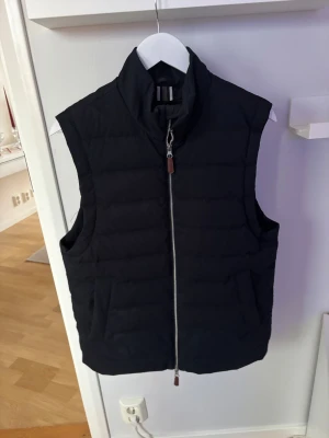 Mörkblå väst från Matinique - Säljer en märkblå dunväst från Matinique. Fint skick och knappt använd. Hör gärna av vid fler funderingar 