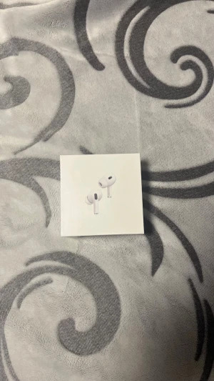 AirPods Pro (2nd generation) med MagSafe-laddningsetui (USB-C) - Säljer ett par AirPods Pro (2nd gen) med MagSafe-laddningsetui (USB-C). Komplett med originalförpackning, extra öronkuddar och laddkabel. Allt ser nytt och oanvänt ut, inga synliga skador eller slitage. Perfekt för dig som vill ha aktiv brusreducering och hög ljudkvalitet.