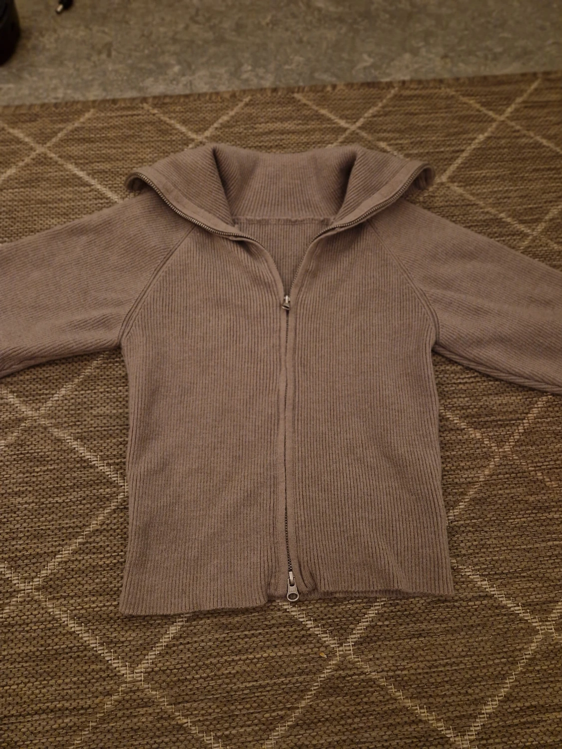 Gammelrosa/beige ribbad kofta med dragkedja - 1