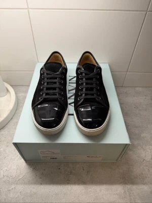 Lanvin (8) - Svarta Lanvins, storlek UK 8, vilket motsvara 42-43. Endast använd två gånger, Inga defekter! Köpt på CareOfCarl, skriv för kvitto!