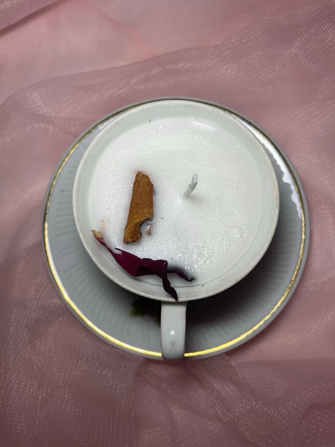 Doftljus i en tekopp i en vit färg med rosa blommor på nr 2 - 4