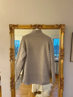 Stickad tröja  - Stickad polotröja från H&M. Något nopprig annars fint skick! Sticks inte🤍 