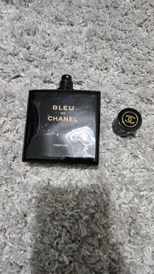 Bleu de Chanel Parfum herr - Stilren och exklusiv herrparfym från Chanel. Flaskan har en modern design och är enkel att ta med. Perfekt för dig som vill sticka ut med en klassisk touch. Parfum-variant för extra intensitet.