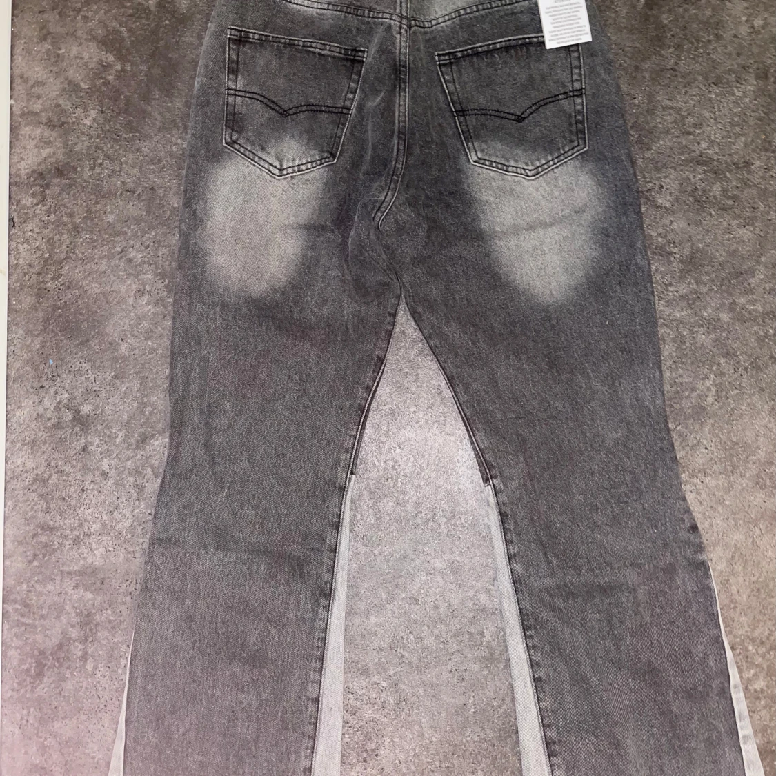 Grå flared jeans från Gallery Dept. - 2