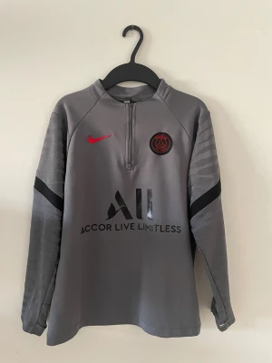 Psg traicsuit nike st 152  - Hej, säljer min psg traicsuit som är i perfekt skick och har knappt använd. Den har inga defekter. Den är i storlek 152. Skriv till mig för mer info😁! 