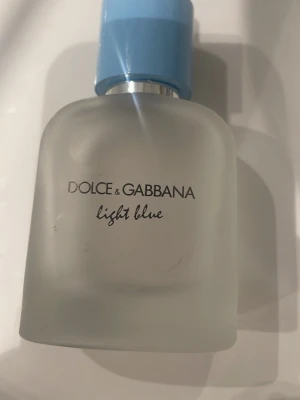 Dolce & Gabbana Light Blue parfym - En ikonisk parfym från Dolce & Gabbana med stilren design och fräsch känsla. Perfekt för dig som vill ha en klassiker i samlingen. Volym och ingredienser framgår ej på bilderna.