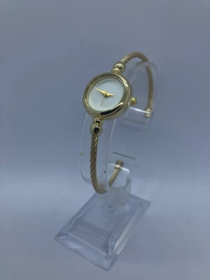 damklocka med ett vackert guldfärgat armband - KÖP 2 saker få 1 PROCENT 🎁  Nytt Batteri Rostfritt stål  Säljer en elegant damklocka med ett vackert guldfärgat armband. Klockan har en stilren urtavla och är i fint skick. Perfekt accessoar för både vardag och fest. Gjorde i rostfritt stål  Jag har en i silver också, så kontakta mig om du vill köpa den!  Klockhållaren kommer inte med.