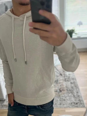 Hugo Boss Hoodie| M  - Stickad Hugo boss tröja| Storlek:M| Inga defekter| Nypris Ca 3000kr| Passar 175-185 ungefär| Modellen är ungefär 180cm| Vid fler frågor slå en signal| Sell.archiveSS|