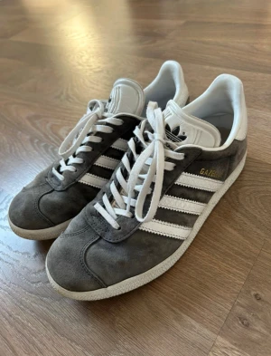 Adidas Gazelle grå sneakers - Säljer ett par Adidas Gazelle sneakers i grå mocka. Finns tecken på användning. Lite dassigare i färgen än nya. 