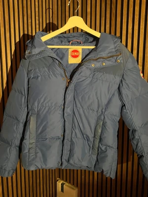 Colmar Jacka Herr - Säljer nu en sjukt snygg blå Colmar jacka | Skick: 7/10 | Storlek: 50/M | Nypris: 3500kr Skriv gärna vid minsta lilla intresse!